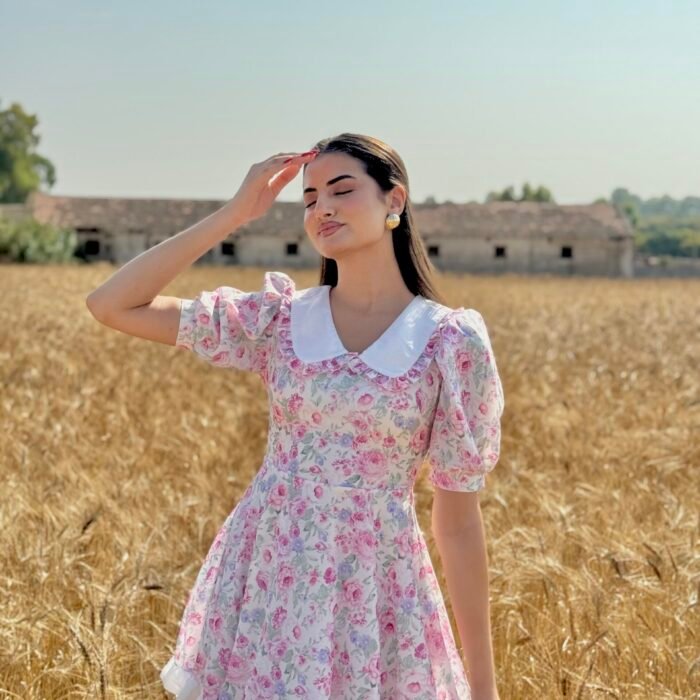 Robe courte à col Claudine – Douceur romantique
