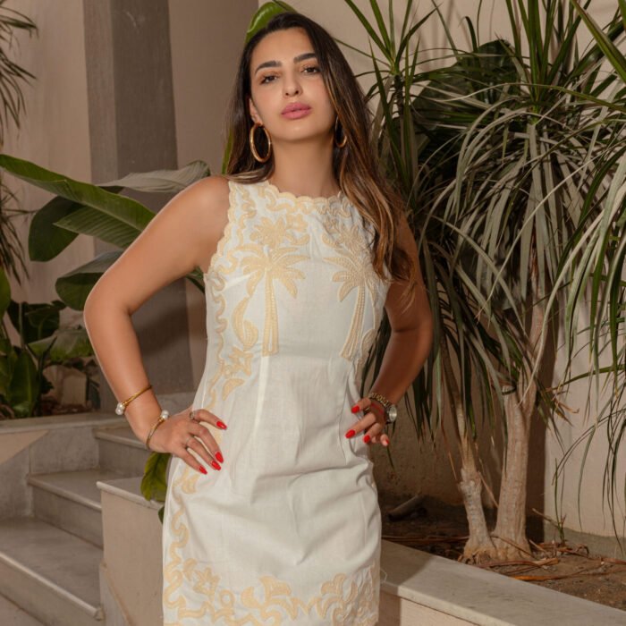 Robe courte sans manches avec des broderies
