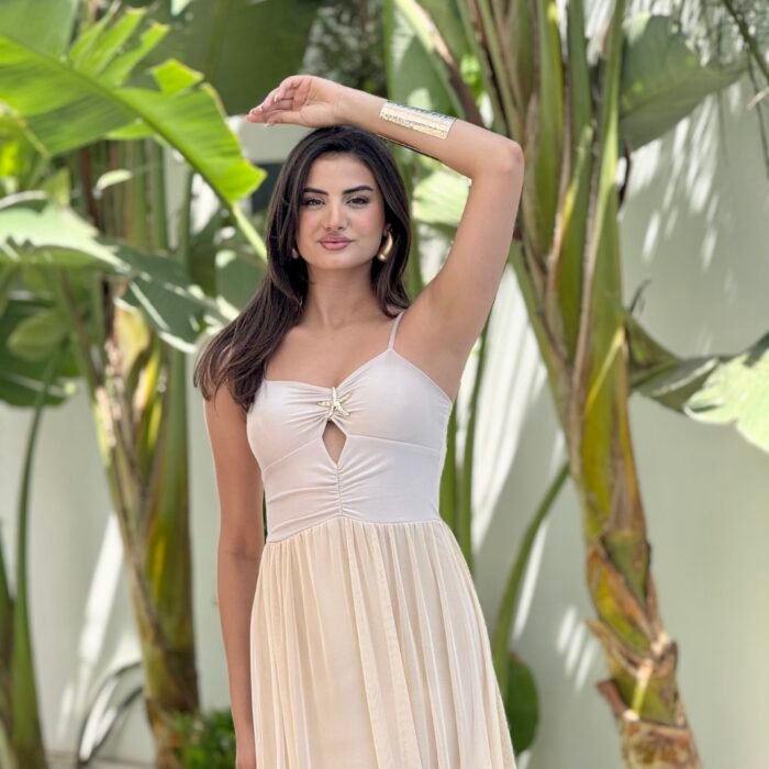 Robe Écrue Glamour – Charme Naturel