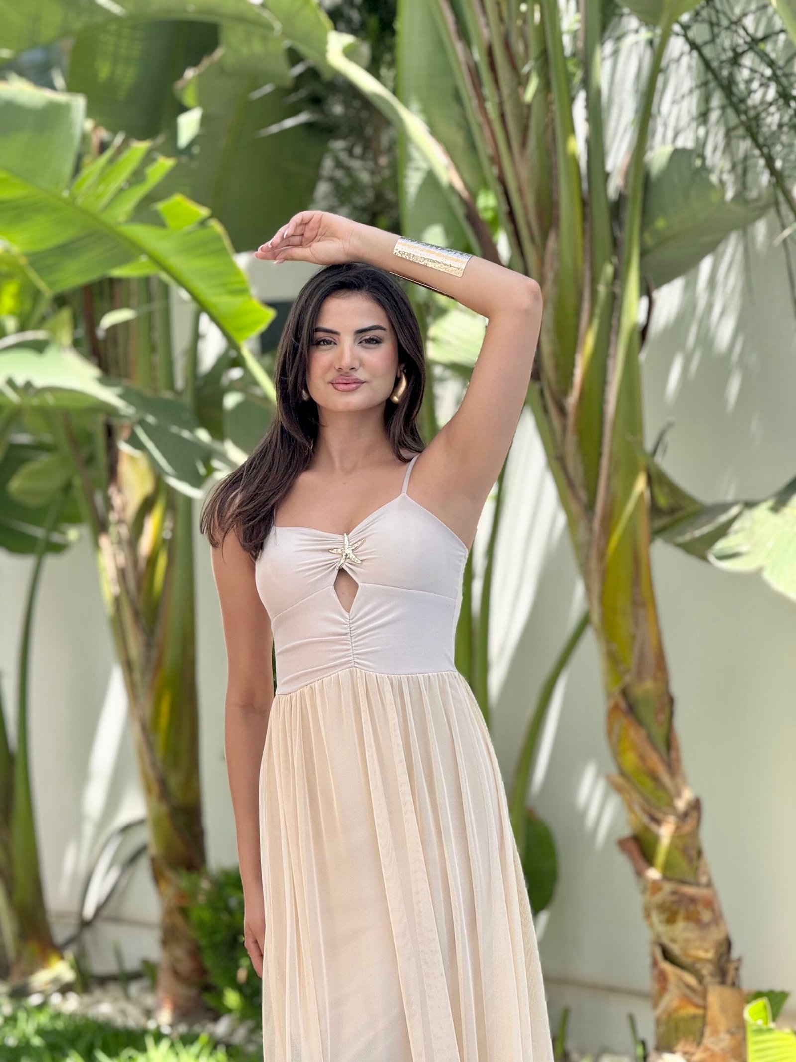 Robe Écrue Glamour – Charme Naturel